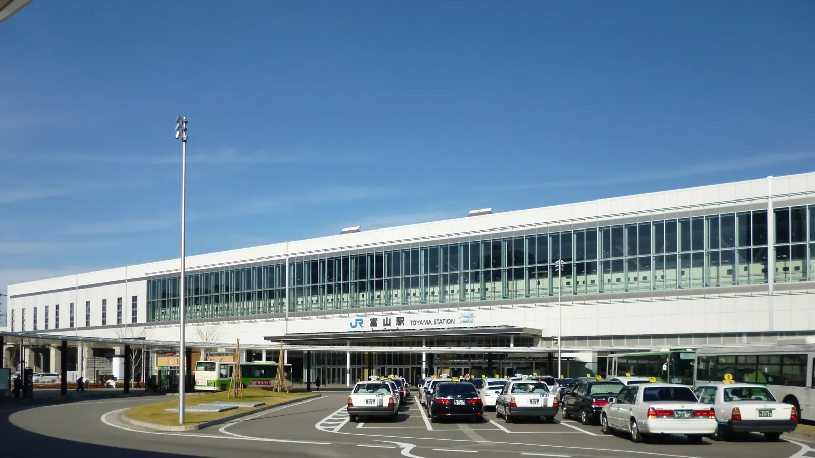Toyama Station is a key Hokuriku Shinkansen node and a practical base for a mountain-focused route toward Tateyama