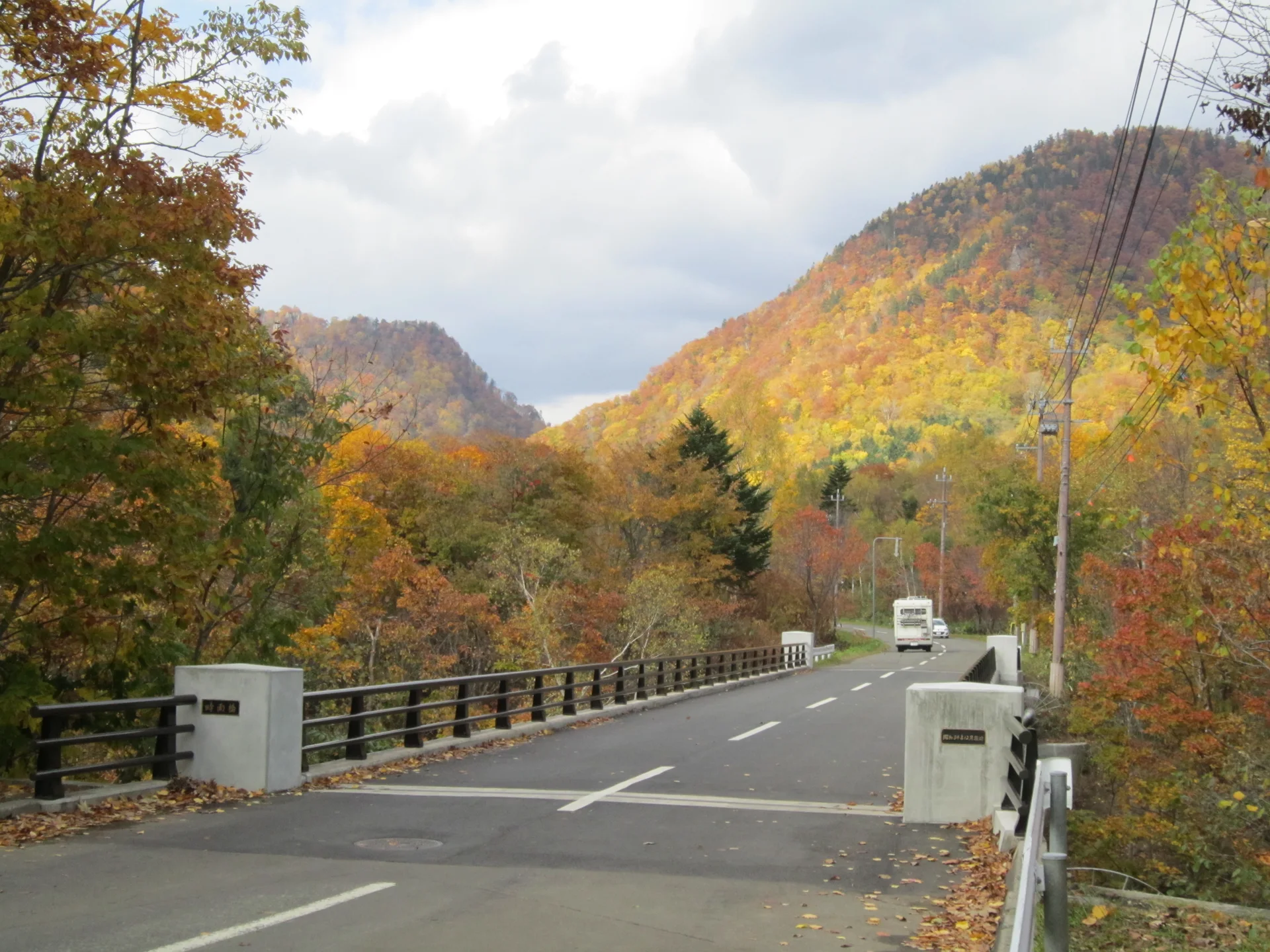 Jozankei gorge foliage and onsen scenery in the mid-October Hokkaido window