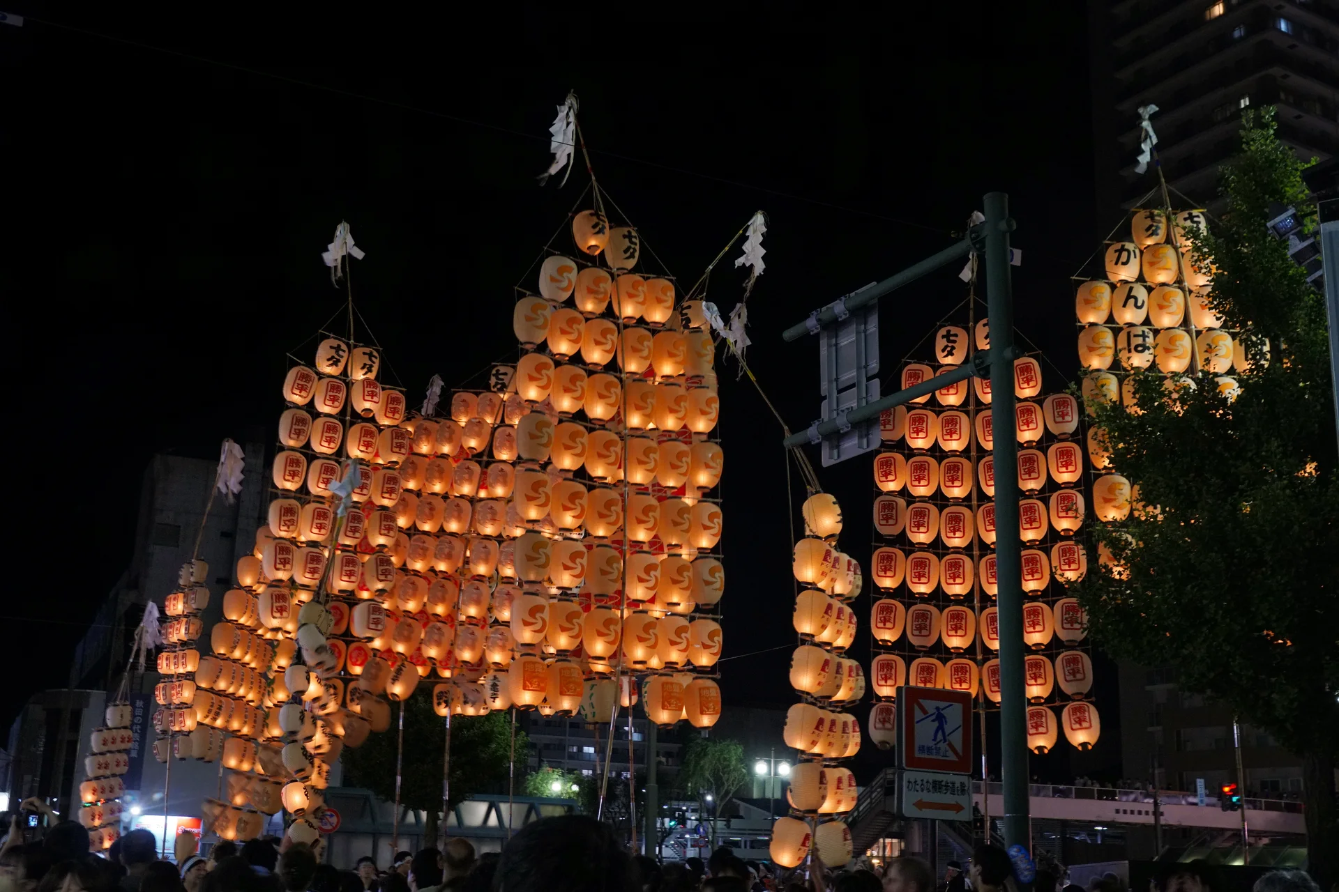 Akita Kanto night performance and roadside spectators showing seated versus free-viewing trade-offs