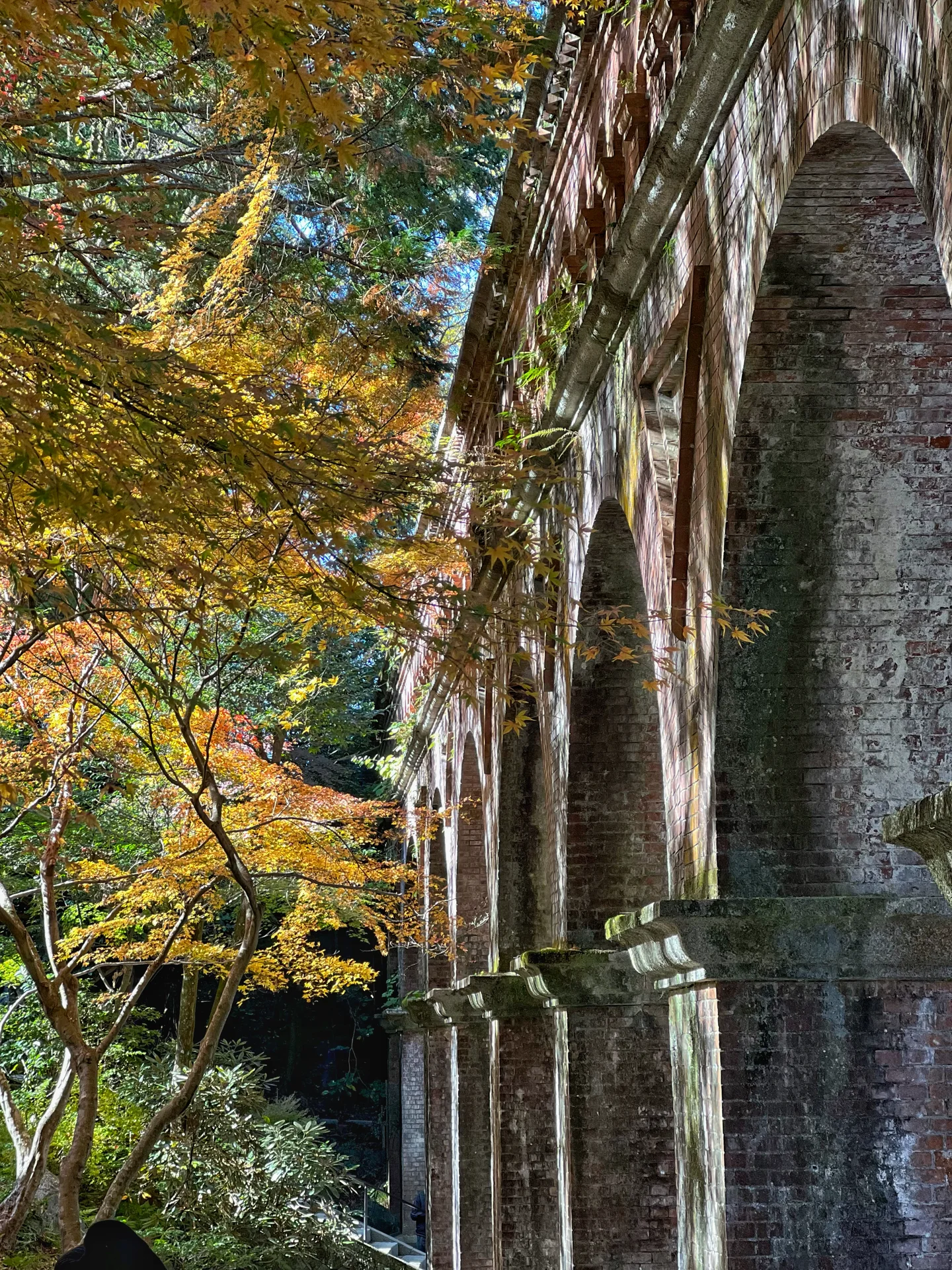 Free outer grounds of Nanzenji with the Suirokaku aqueduct, gravel and autumn trees