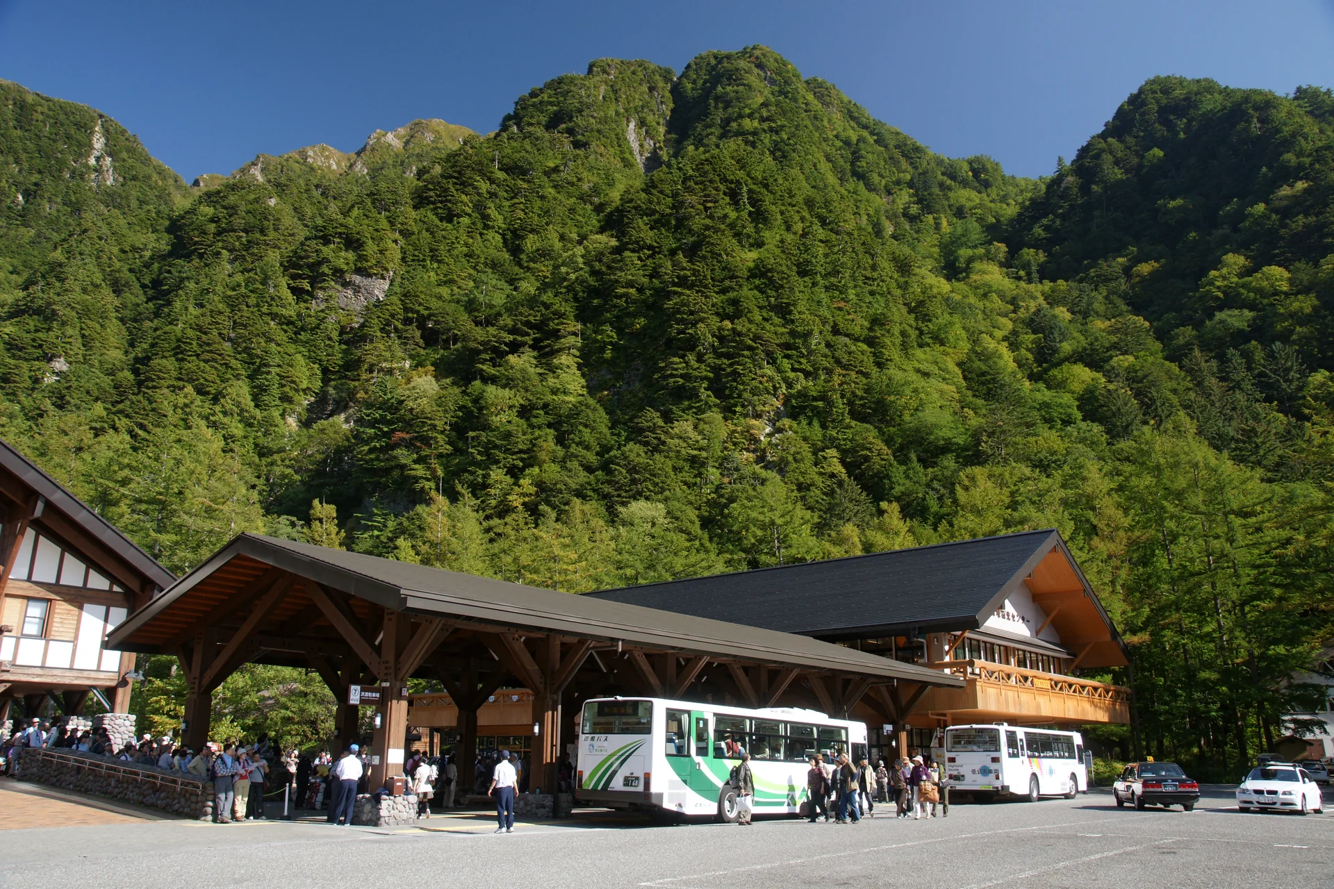 Japan Autumn Leaves Reservations 2026: What to Book Early and What to Keep Flexible â Japan travel guide