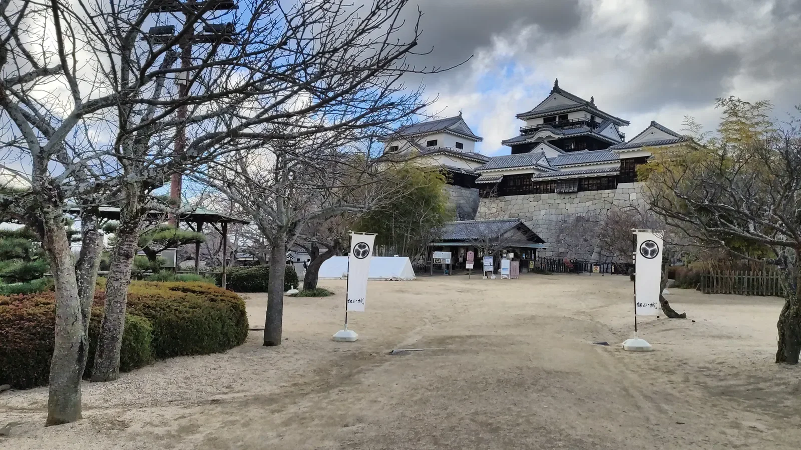 Matsuyama Castle is a major daytime theme from an Ehime hotel base and contrasts with Takamatsuâs island-hopping travel pattern