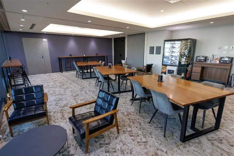 THE BLOSSOM HIBIYA 19th-floor guest Free Lounge seating and view