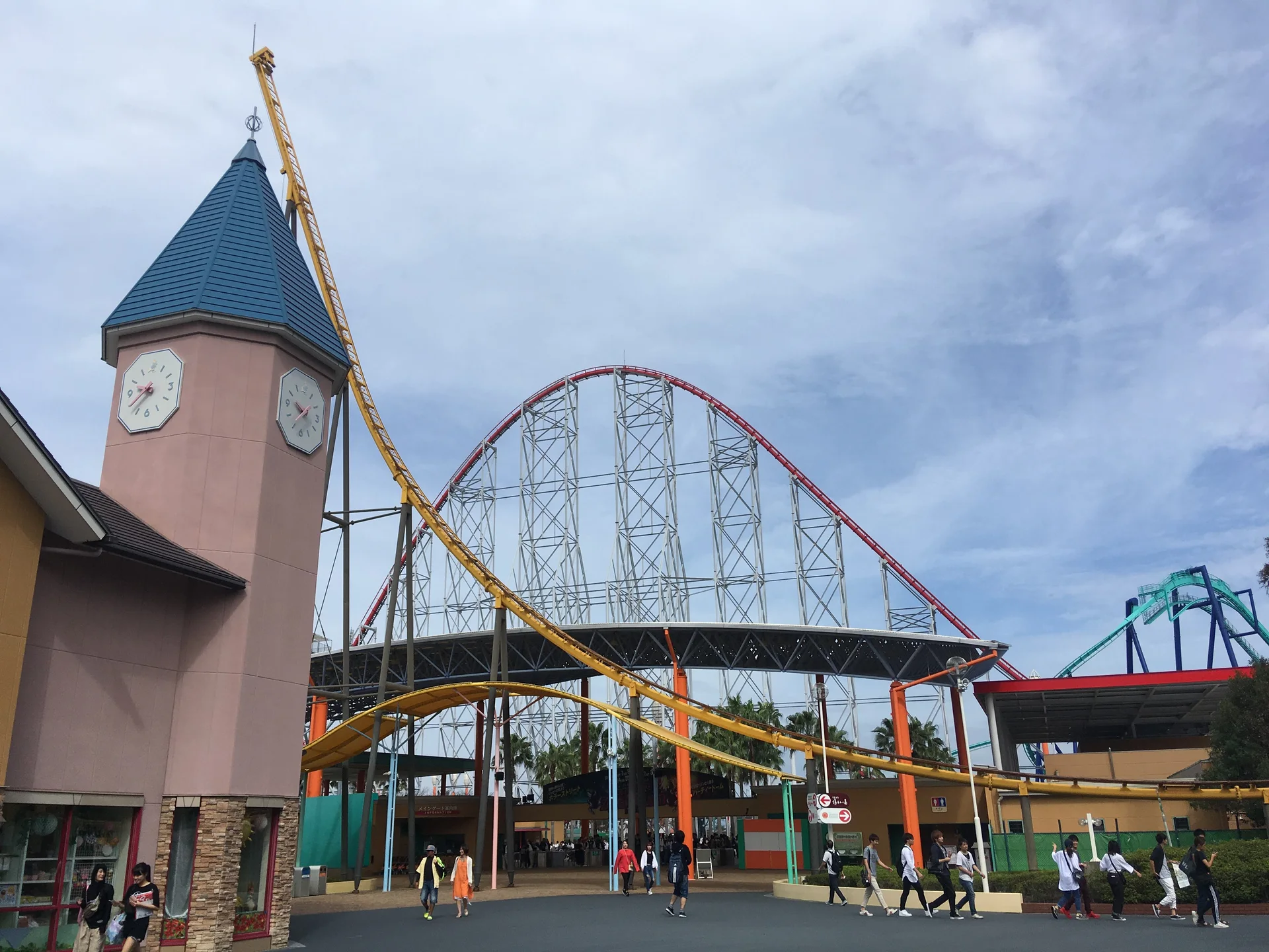 Shuttle Loop and Steel Dragon 2000 inside Nagashima Spa Land, illustrating the high-value thrill-ride side of the park