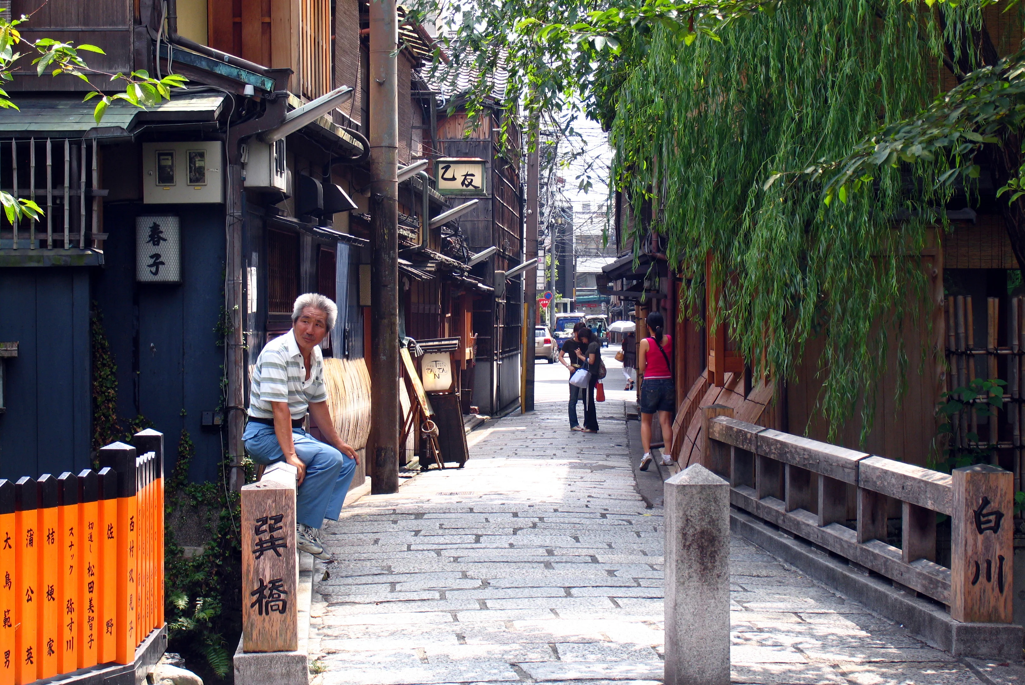 Kyoto Gion streets in March, where early-morning temple visits can be much colder than late-March afternoons