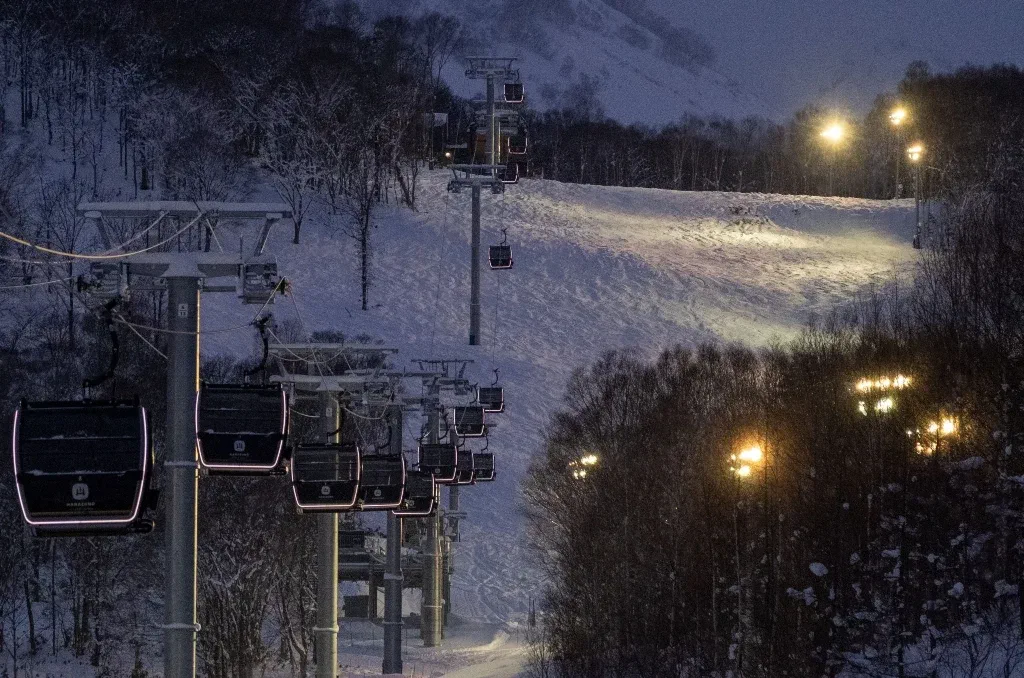 Grand Hirafu night skiing showing that night access depends on the specific pass