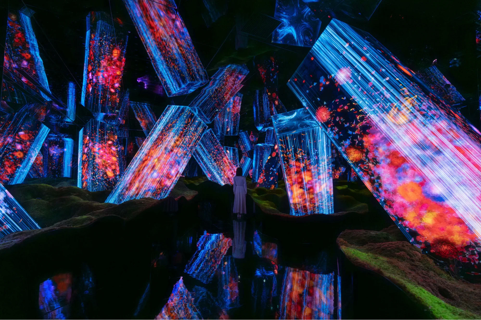 Megaliths in the Open Universe at teamLab Biovortex Kyoto, with monumental illuminated structures in a dark mirrored space