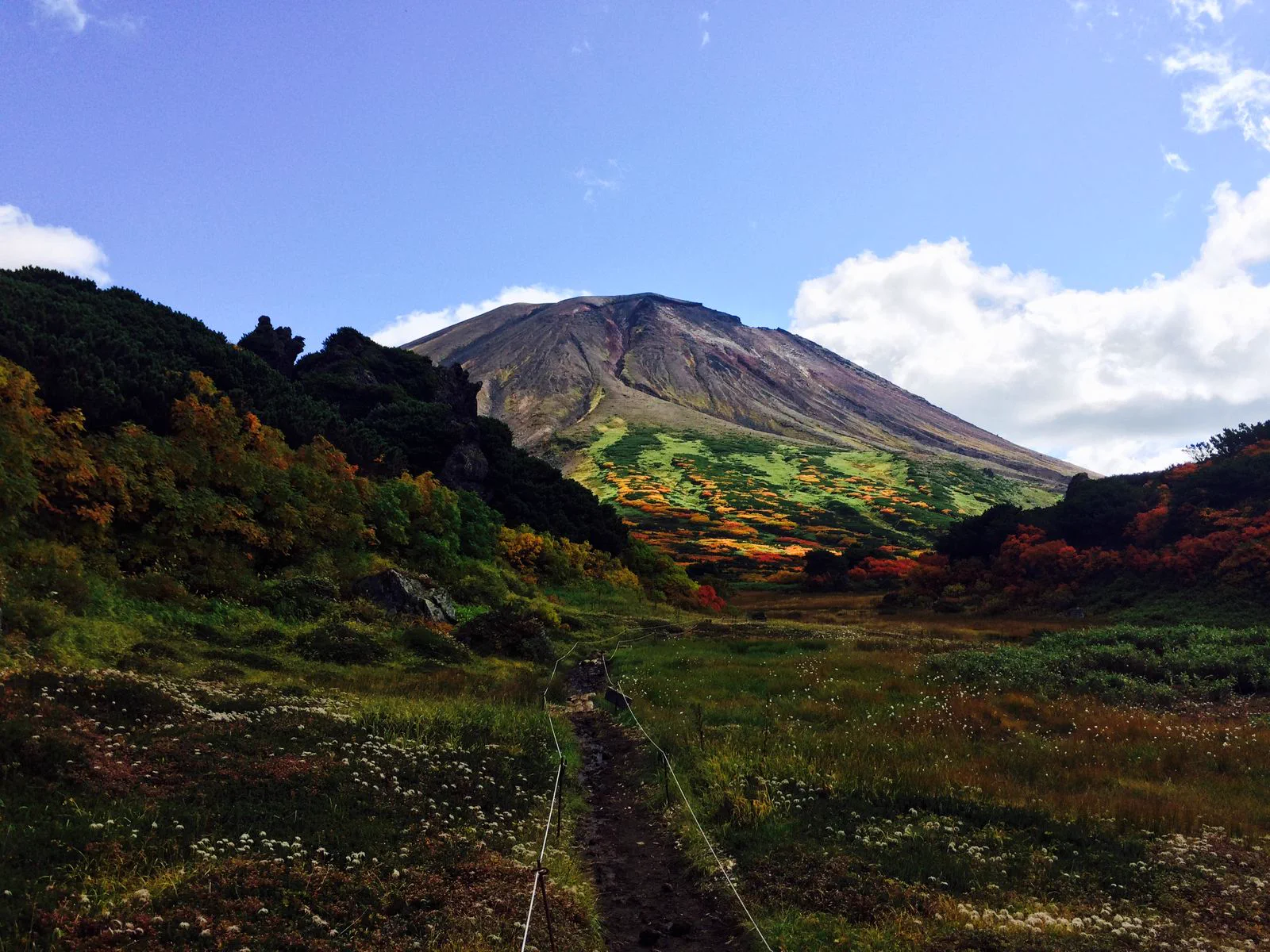 Asahidake alpine autumn colours and volcanic ridge in Daisetsuzan