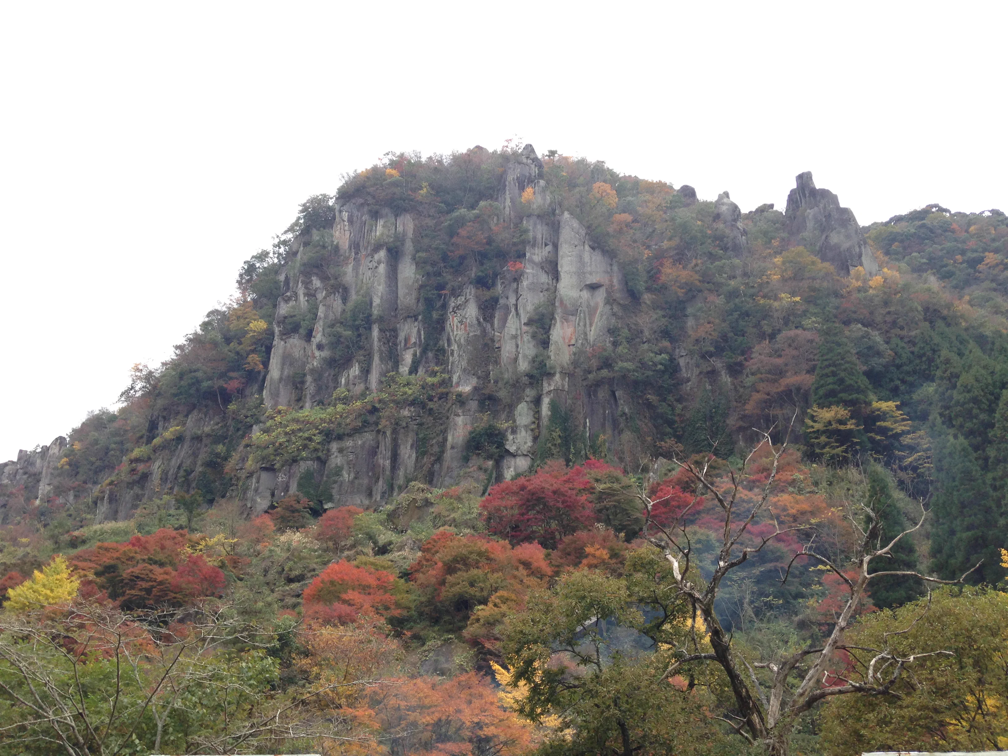 Hitome Hakkei autumn foliage and rock formations in Shin-Yabakei