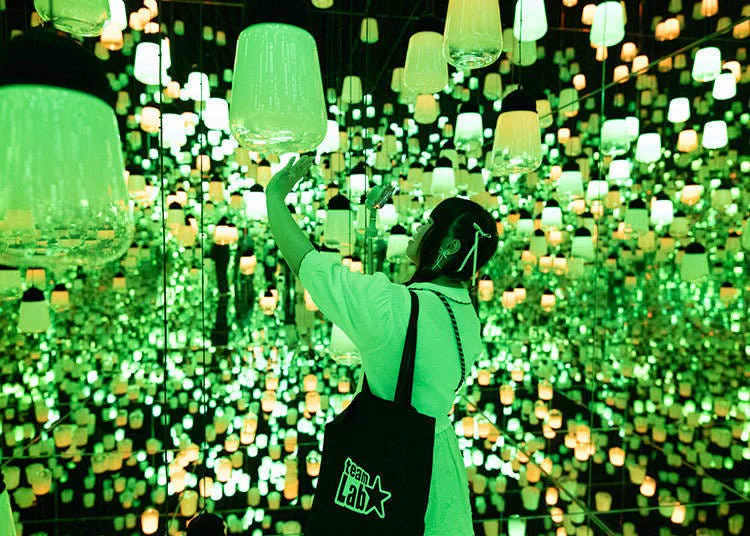 Forest of Resonating Lamps at teamLab Biovortex Kyoto, with warm lights repeated through mirrors