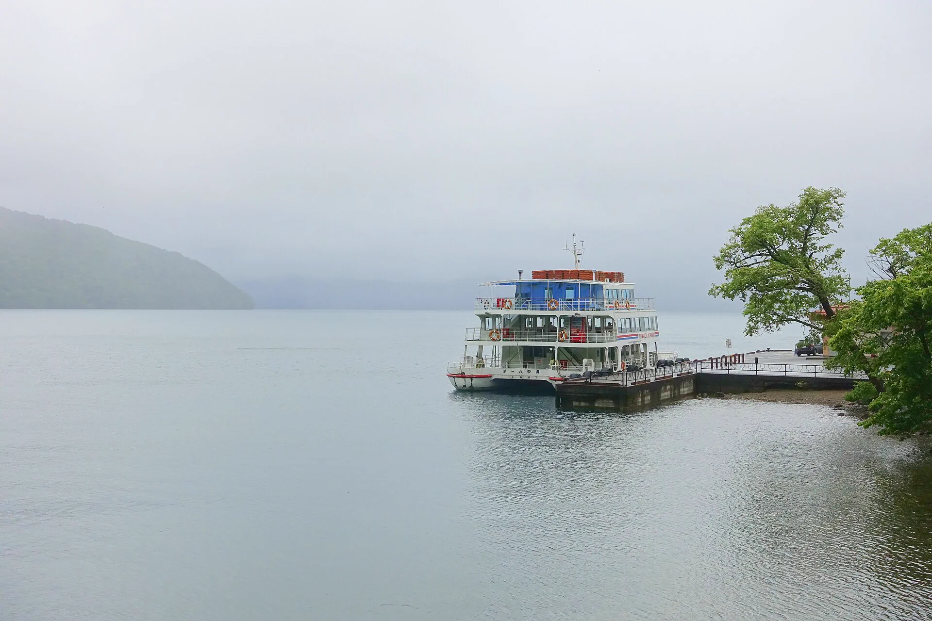 Lake Towada sightseeing boat and Yasumiya during the autumn season