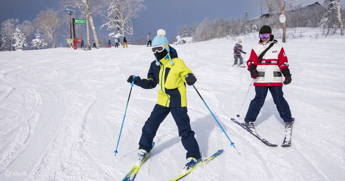 Private ski lesson at Sapporo Kokusai. A private format lets an instructor adjust the pace, but transport, equipment and lift access still need to be checked separately.