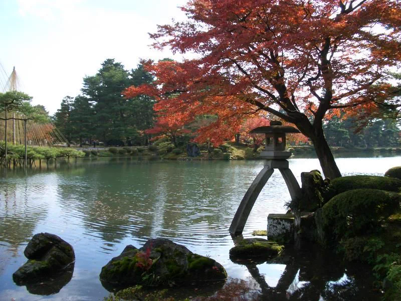 Kenrokuen stone lantern and garden path for a slower autumn visit