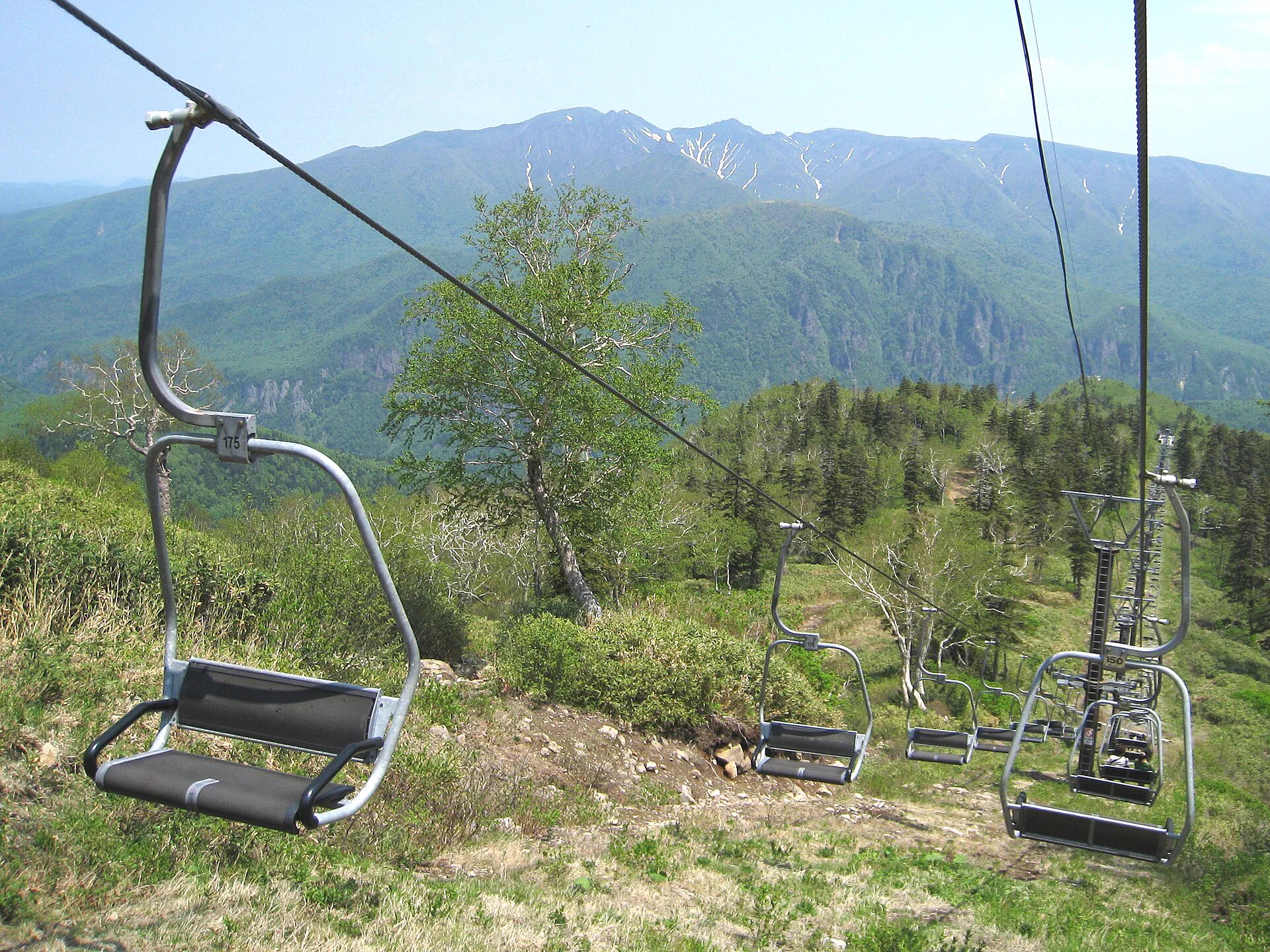 Open Kurodake chairlift between the fifth and seventh stations, requiring a separate wind and accessibility decision