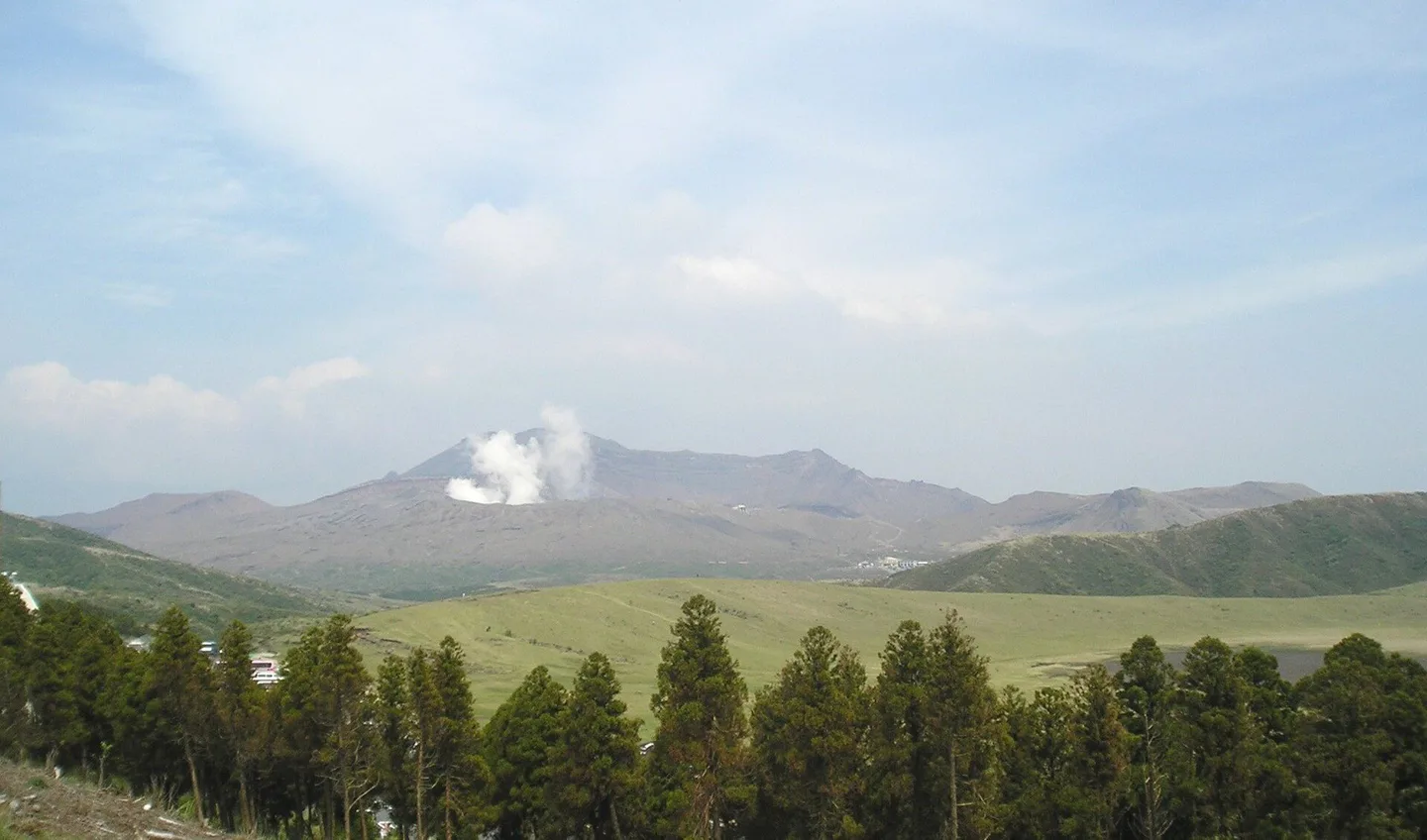 Aso landscape on a directional Kyushu itinerary from Beppu toward Kumamoto