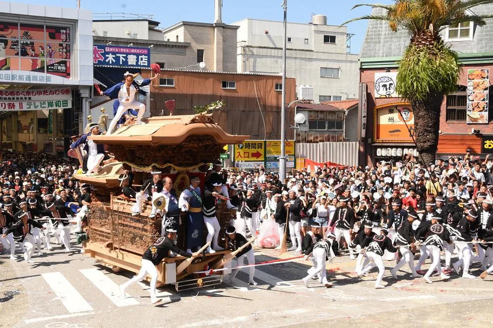 Kishiwada Danjiri float and pullers moving through a fast festival turn