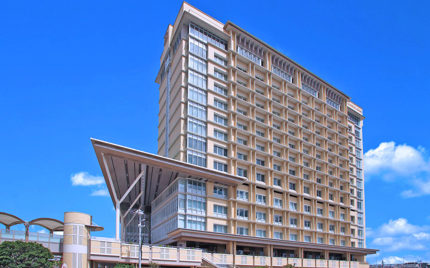 Okinawa multigenerational family hotel decision: one large room versus two rooms