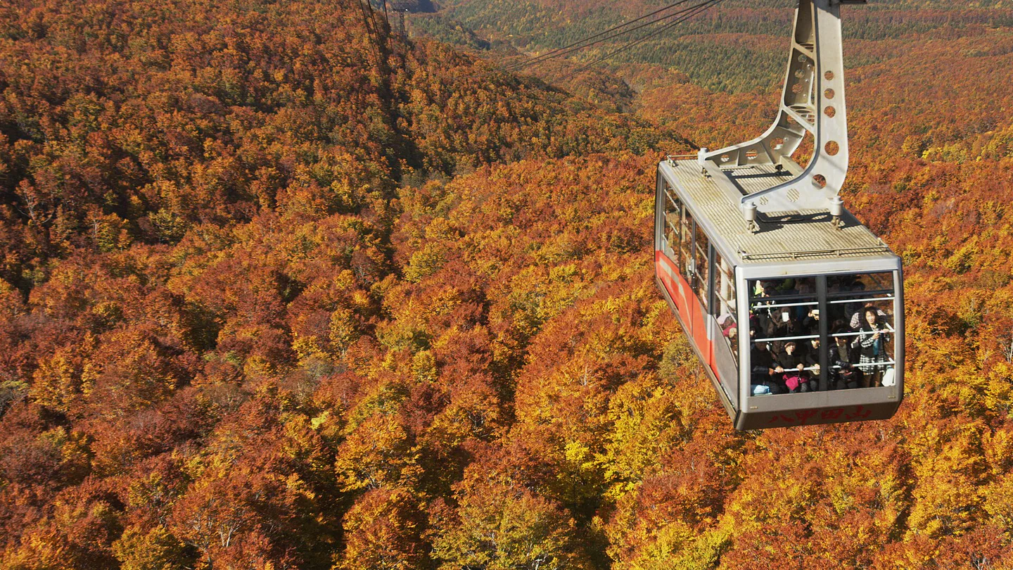 Hakkoda autumn foliage and ropeway landscape during an early October Tohoku route