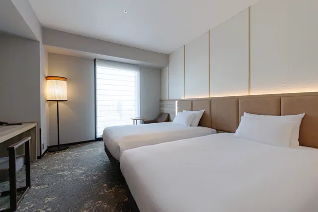 THE BLOSSOM HAKATA Premier Deluxe Twin room with two beds and spacious seating