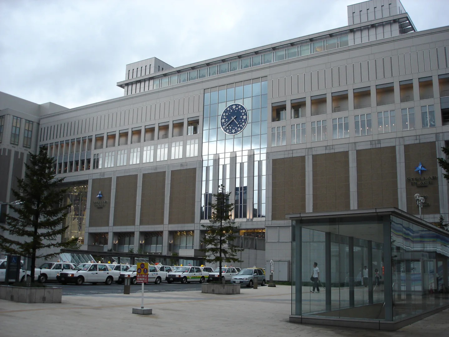 Where to Stay in Hokkaido starts by choosing a Sapporo city base or Niseko ski base