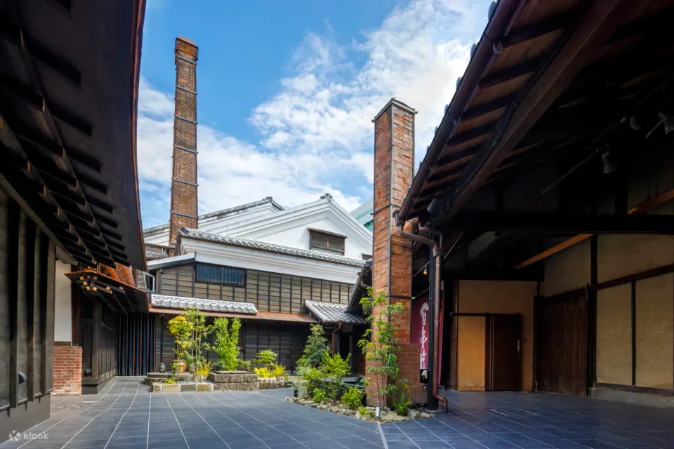 Hakata Hyakunengura at Ishikura Shuzo in Fukuoka, a historic brewery setting for a short sake tasting stop