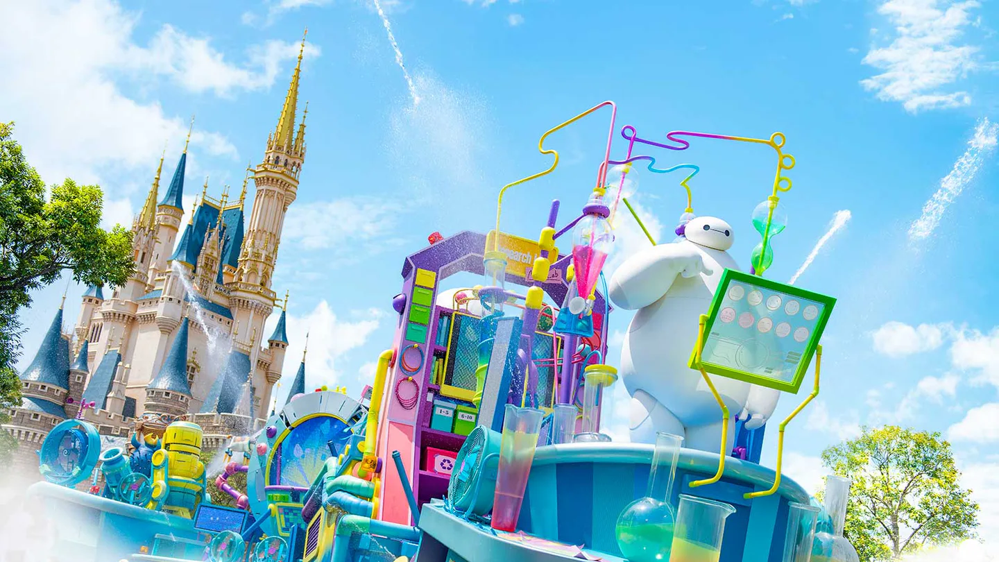 Tokyo Disneyland and Cinderella Castle; first-time visitors should choose the park before buying extra Disney days